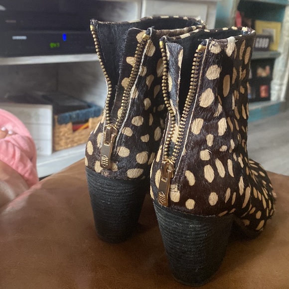 Vince Camuto - Picture 3 of 12